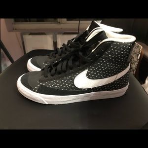 BLACK & CHECKMARK NIKE BLAZERS